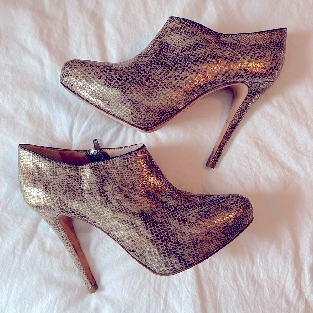Pour La Victoire Vero Cuoio Gold Snake Print Heeled Ankle Bootie Size 8.5